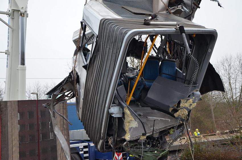 Schwerer VU Bus Zug Düsseldorf P433.JPG